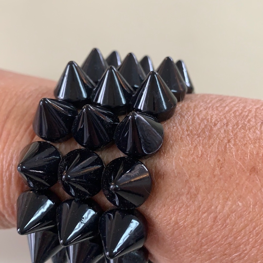 Black pointed stretchy bracelet